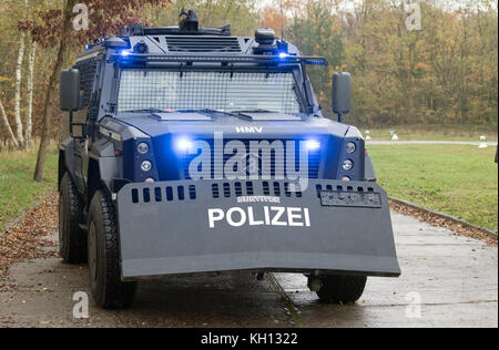 Un nouveau véhicule blindé de protection spéciale de la police de Brandebourg photographié sur le terrain du quartier général de la police à Potsdam (Allemagne), le 10 novembre 2017. Le véhicule coûte 1,4 millions d'euros et sera stationné à Potsdam. Le véhicule de la classe HMV Survivor est conçu pour une utilisation sur route et hors route, répond à des exigences de sécurité élevées contre les menaces balistiques et est donc résistant aux attaques par des fusils d'assaut. Photo : Ralf Hirschberger/dpa Banque D'Images