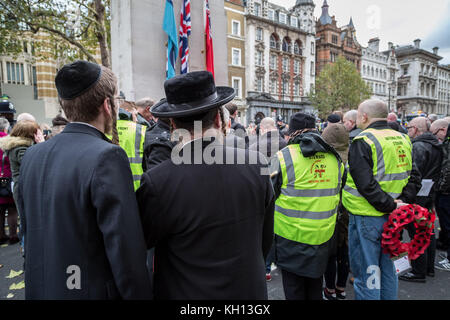 Londres, Royaume-Uni. 12 Nov, 2017. Les membres du National Front (NF) groupe d'extrême droite mars au cénotaphe de Whitehall sur Dimanche du souvenir. Crédit : Guy Josse/Alamy Live News Banque D'Images