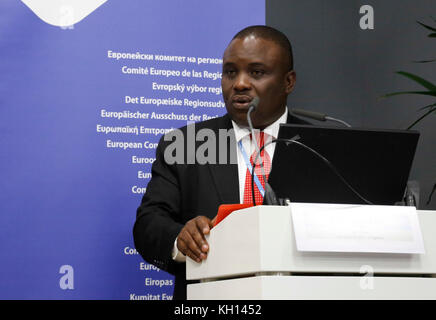 Bonn, Allemagne. 13 Nov, 2017. Erias Lukwago, maire de Kampala, l'Ouganda à la COP23 Fidji conférence de Bonn, Allemagne le 12 novembre 2017. COP23 est organisé par Convention-cadre des Nations Unies pour le changement climatique. Fidji est titulaire de la présidence, au cours de cette réunion de Bonn. Credit : Dominika Zarzycka/Alamy Live News Banque D'Images