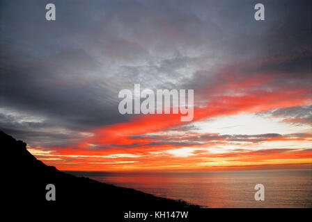 La baie de lyme, Dorset. 13 nov, 2017. uk weather. coucher de soleil sur la baie de lyme, vu depuis une falaise jardin sur l'île de Portland crédit : Stuart fretwell/Alamy live news Banque D'Images