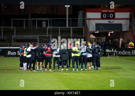 Cologne, Allemagne. 13 novembre 2017. L'équipe de France de football commémore les victimes de l'attentat terroriste de Paris du 13 novembre 2015 au stade Suedstadion de Cologne, Allemagne, le 13 novembre 2017. Crédit : Marius Becker/dpa/Alamy Live News Banque D'Images