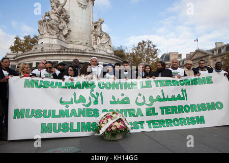 Paris, France. 13 nov, 2017. place de la république à paris, musulmans, chrétiens et juifs en france recueillir à la mémoire des victimes des attaques terroristes à Paris le 13 novembre 2015. L'imam hassen chalghoumi et l'écrivain Marek Halter participer à cette marche contre le terrorisme. Credit : siavosh hosseini/Alamy live news Banque D'Images