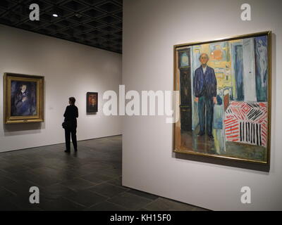 New York, États-Unis. 13 novembre 2017. Autoportrait : Between the Clock and the Bed (recto, R), autoportrait avec cigarette (l) et autoportrait sous le masque de la femme (R) par le peintre norvégien Edvard Munch suspendu à l'exposition au met Breuer Museum à New York, États-Unis, le 13 novembre 2017. L’exposition du met Breuer, qui fait partie du Metropolitan Museum, montre l’œuvre d’Edvard Munch (1863·1944) sous un jour nouveau. Crédit : Johannes Schmitt-Tegge/dpa/Alamy Live News Banque D'Images