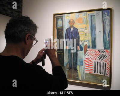 New York, États-Unis. 13th novembre 2017. 'Portrait de Self: Entre l'horloge et le lit' par le peintre norvégien Edvard Munch suspendu à l'exposition au musée met Breuer à New York, Etats-Unis, 13 novembre 2017. L'exposition de met Breuer, qui fait partie du Metropolitan Museum, montre l'œuvre d'Edvard Munch (1863·1944) sous un nouveau jour. Credit: Johannes Schmitt-Tegge/dpa/Alamy Live News Banque D'Images
