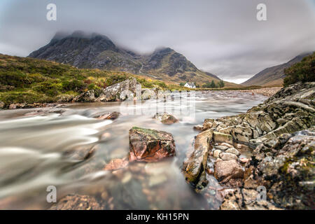 Maison solitaire à Glencoe dans les highlands d'Ecosse Banque D'Images