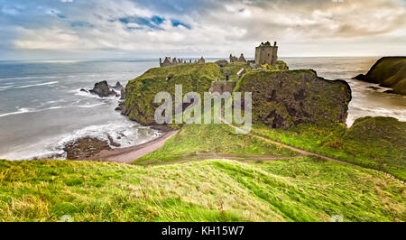 En automne le Château de Dunnottar Banque D'Images