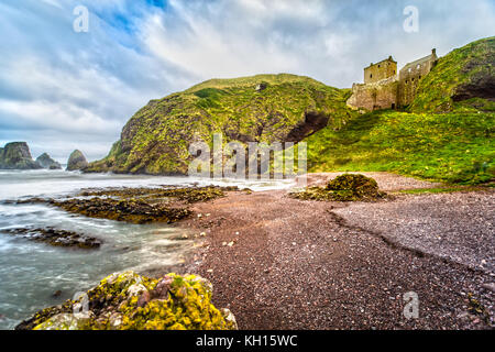 Dunnottar Castle de la plage à l'automne Banque D'Images