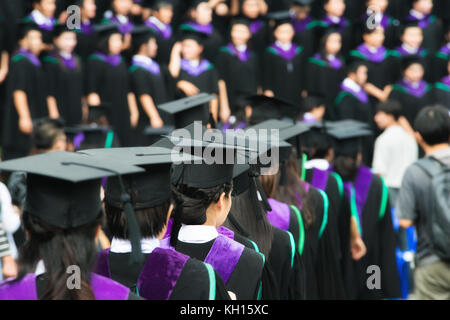 Retour des diplômés au cours de l'ouverture à l'université. fermer jusqu'au cap d'études supérieures Banque D'Images