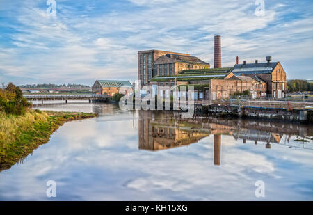 Ancienne usine reflète dans l'eau Banque D'Images