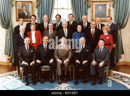 Le président Ronald Reagan fait peser sur le troisième anniversaire de son inauguration avec les membres de son cabinet et d'aide à la Maison Blanche. Première rangée : Donald Regan, George Bush, M. Reagan, George Schultz, Casper Weinberger. Deuxième rangée : Terrell Bell, Jeane Kirkpatrick, David Stockman, William French Smith, Elizabeth Dole, Donald Hodel, Margaret Heckler. Troisième rangée : John Block, Raymond Donovan, Malcolm Baldridge, Samuel Pierce, William Clark, William Casey, Edwin Meese et William Brock. Washington, DC, 1/20/1984. Photo de Michael Evans. Banque D'Images