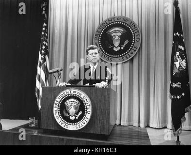 Photo du Président John F Kennedy s'exprimant lors de la conférence de presse dans laquelle il a discuté de la crise de la thalidomide et de problèmes techniques avec le traité d'interdiction des essais nucléaires, Washington, DC, 8/01/1962. Photo par Abbie Rowe Banque D'Images
