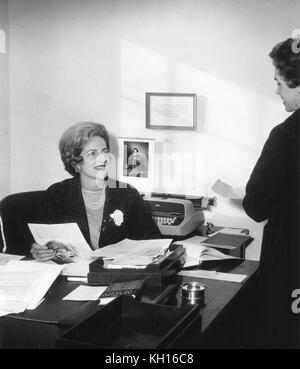 Letitia Baldrige (1926-2012), Jacqueline Kennedy, secrétaire sociale, est montré dans son bureau de la Maison Blanche, Washington, DC, 03/02/1961. Photo par Abbie Rowe Banque D'Images