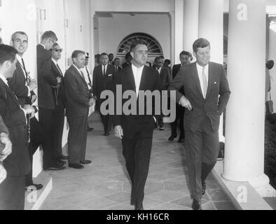 Le président John F. Kennedy et R Sargent Shriver, le premier directeur du Corps de la paix, salue le premier groupe de volontaires du Corps de la paix à la Maison Blanche, Washington, DC, 28/08/1961. Photo par Abbie Rowe Banque D'Images