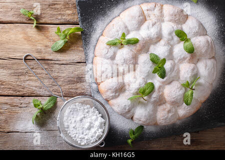 Des petits pains de levure douce décoré de menthe et du sucre en poudre sur la table. haut horizontale Vue de dessus Banque D'Images