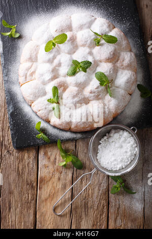 Des petits pains de levure douce décoré de menthe et du sucre en poudre sur la table. vertical haut Vue de dessus Banque D'Images