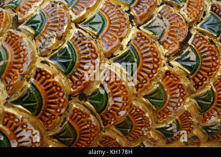 Motif décoratif et ethniques sous la forme d'un serpent d'or, vert et rouge. Banque D'Images