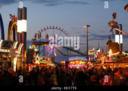 Ferris Wheel on Fun Fair Bremer Freimarkt au crépuscule, Brême, Allemagne, Europe I Riesenrad auf dem Bremer Freimarkt BEI Abenddämmerung, Brême, Europa Banque D'Images