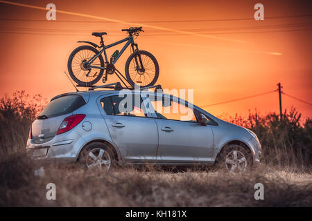 Voiture est le transport de vélo sur le toit. Banque D'Images