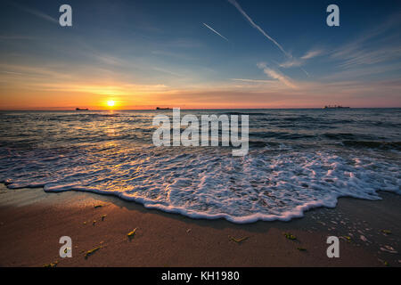 Beaux nuages sur la mer, le lever du soleil shot Banque D'Images