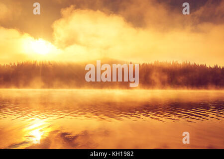 Golden matin brouillard sur le lac, sunrise shot Banque D'Images