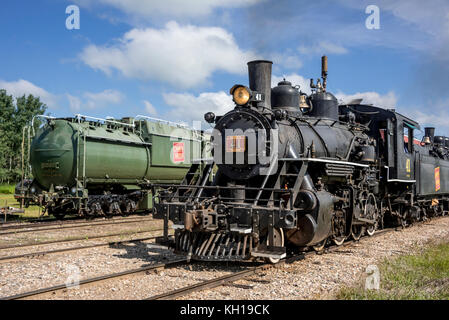 Des prairies ALBERTA tours vapeur locomotive vapeur 41 passe ex-CNR 4-8-2 loco 6060 réparations en attente Banque D'Images