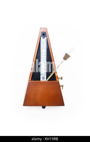 Une horloge en bois traditionnel Maelzel metronome pyramide sur un fond blanc, 1970 Banque D'Images