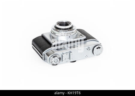 1950 Kodak Retinette 35mm appareil photo avec Schneider-Kreuznach Reomar 45mm, isolé sur un fond blanc. Banque D'Images