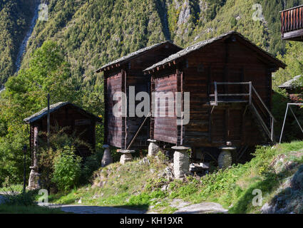 BLATTEN, SUISSE - SEPT. 25, 2017 : les entrepôts en bois traditionnels ou steddle staddle sur des pierres et des dalles avec une toiture en ardoise. Banque D'Images