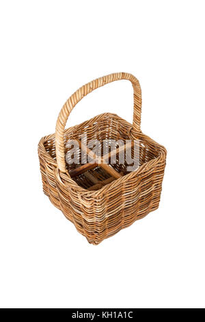 Un vin en osier Panier vide sur un fond blanc. Banque D'Images