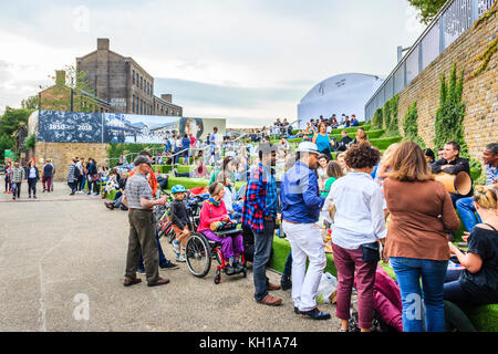 People socializing sur la pelouse artificielle-étapes au grenier Square, Kings Cross, London, UK, par le Regent's Canal, 2017 Banque D'Images