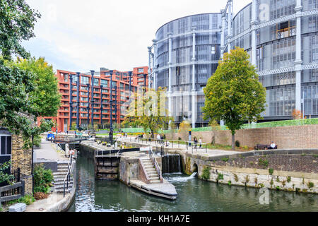 Regent's Canal à St Pancras, Kings Cross, London, UK, et le gazomètre victorien rénové et de nouveaux appartements, 2017 Banque D'Images