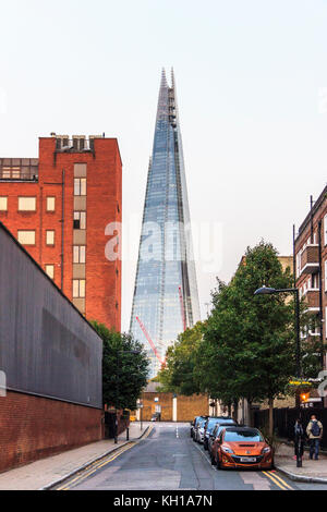 Vue sur le Shard le long de la Summer Street, London SE1, Royaume-Uni, les soirée d'automne Banque D'Images