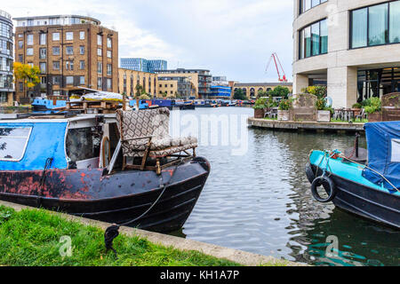 Un vieux canapé à motifs fixés sur la proue d'une péniche amarrée au bassin Battlebridge, Regent's Canal, London, UK Banque D'Images