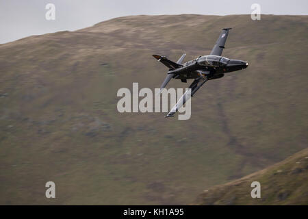 Royal Air Force hawk t2 des avions à basse altitude au moyen de formation du parc national de Snowdonia au Pays de Galles. Banque D'Images