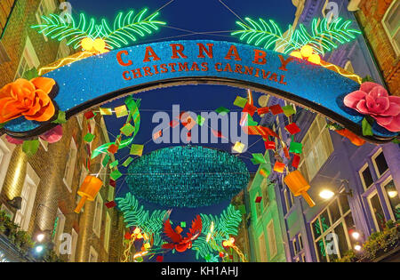 Thème carnaval décorations de Noël dans Carnaby street dans le West End de Londres 2017 Banque D'Images