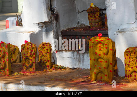 Groupe de monuments jaune avec des points rouges au temple de Shiva, Tamil Nadu, Inde. Banque D'Images