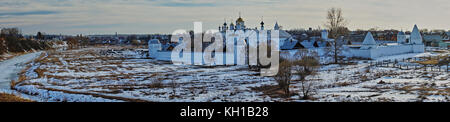 Panorama de suzdal de l'air. Des maisons, des temples, des rues, des arbres sont visibles. dans les jardins se trouve la neige. suzdal. anneau d'or Banque D'Images