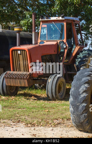 Vieux tracteur on farm Banque D'Images