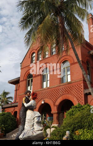 Une grande sculpture, « Time for Fun » de Seward Johnson, devant le Key West Art and Historical Society Museum dans le bâtiment historique Custom House. Banque D'Images