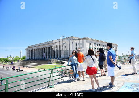 Des touristes posent pour photo en étant debout sur un pont en face de l'université de Buenos aires du bâtiment de l'école de droit. Banque D'Images
