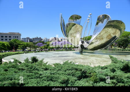 Avis de floralis generica dans Recoleta, Buenos Aires, Argentine, le beau jour de printemps Banque D'Images