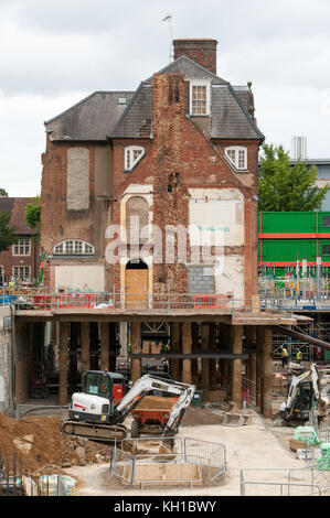 En s'appuyant sur des pylônes électriques pendant les travaux de reconstruction, Oxford, Royaume-Uni Banque D'Images