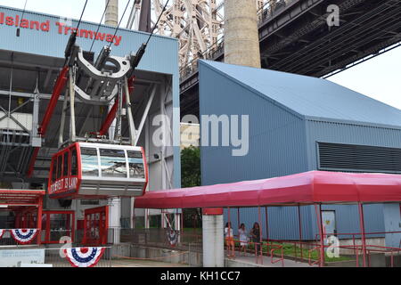 Départ du téléphérique Roosevelt Island, en passant par le Roosevelt Island Tramway, New York City Banque D'Images