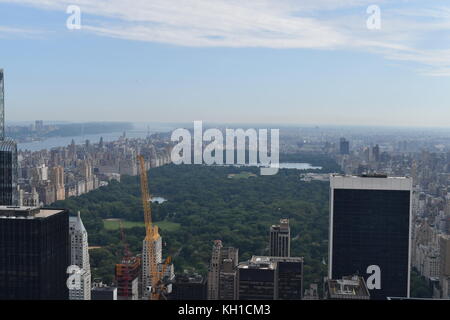 Central Park à partir du haut de la roche Observatoire sur un jour brumeux mais claire. La ville de New York. Banque D'Images