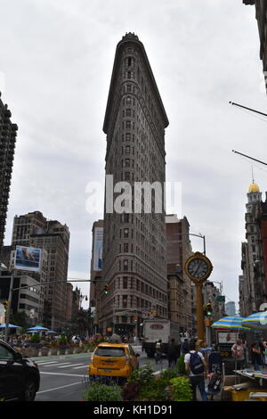 Yellow Cab et fonte réveil en face de l'Flatiron Building, New York City. Banque D'Images