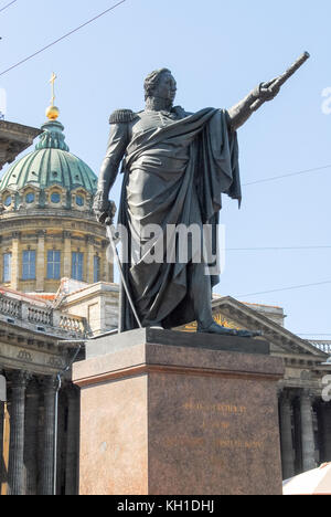 Le maréchal koutouzov statue devant la cathédrale de Notre-Dame de Kazan à Saint-Pétersbourg, Russie Banque D'Images