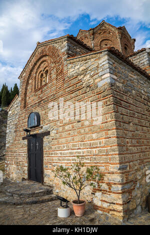 Entrée de la petite église en pierre, de saint Jean le théologien, donnant sur le lac Ohrid en Macédoine Banque D'Images