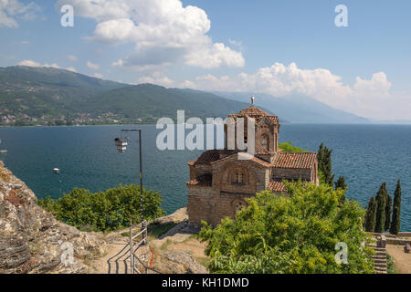 L'église de saint Jean le théologien est assis sur un promontoire de terre atteindre en de magnifiques, Blue Lake Ohrid en Macédoine Banque D'Images