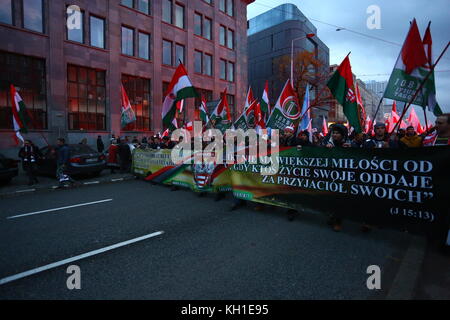 Varsovie, Pologne. 11Th nov 2017. dix milliers rejoindre les nationalistes sur Mars le jour de l'indépendance. crédit : madeleine lenz/pacific press/Alamy live news Banque D'Images