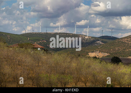 Haute colline paysage avec éoliennes power energy pour la vie Banque D'Images